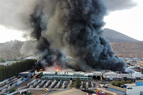 Las Im Genes Que Deja El Gigantesco Incendio Que Consume Una Empresa En