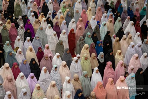 Photos Thousands Throng Mosques For Tarawih As Ramadan Returns