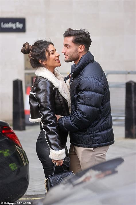 Love Island S Ekin Su Culculoglu And Davide Sanclimenti Share A Kiss