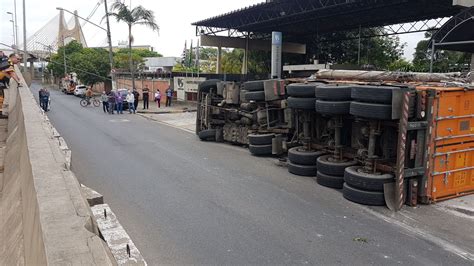 Caminh O Tomba E Bloqueia Acesso Na Avenida Do Estado