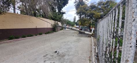 Tráiler derriba postes y deja sin luz al Centro Escolar Agua Caliente