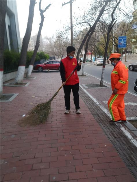 路遇生病环卫工，郑州一大学生凌晨3点起床帮其扫马路，父亲知道后这样做