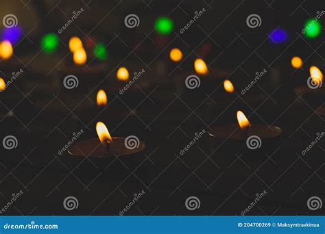 Muitas Velas Em Chamas E Lanternas Coloridas Em Um Tiro De Madeira