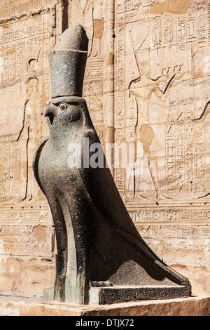 Statue Des Gottes Horus Tempel In Edfu In Gypten Der Gott Horus