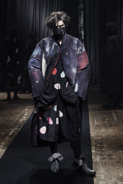 山本耀司 Yohji Yamamoto 2021 22秋冬男装秀 Paris Fall 2021 天天时装 口袋里的时尚指南