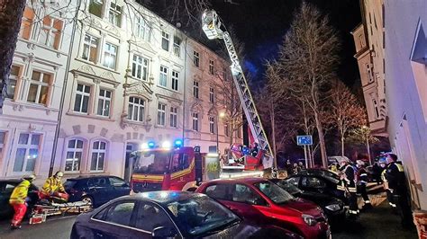 Feuer In Dortmund Feuerwehr Rettet Personen Ber Drehleiter