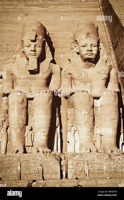 Estatuas De Rams S Ii Y Nefertari En Abu Simbel Templo Fotograf A De