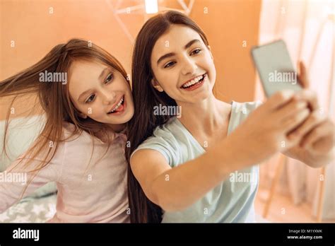 Hübsche Junge Mädchen Spaß Unter Selfies Stockfotografie Alamy