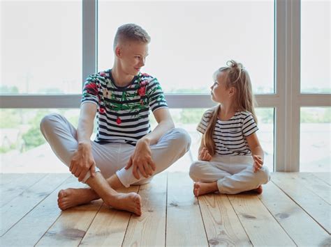 Hermanos Cauc Sicos Hermano Y Hermana Haciendo Yoga En Casa Por La