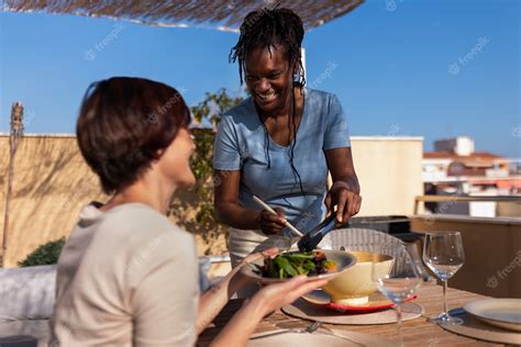 Free Photo Medium Shot Lesbian Couple At Restaurant