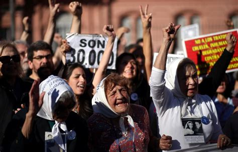 Madres De Plaza De Mayo Conmemoran 40 Años De Lucha En Argentina