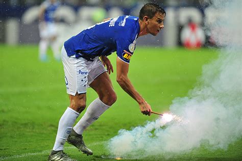 Árbitro de Cruzeiro x CSA relata arremessos de bombas sinalizadores e