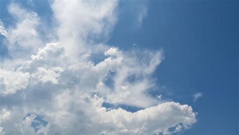 Nubes Sobre Fondo De Cielo Azul Foto Premium