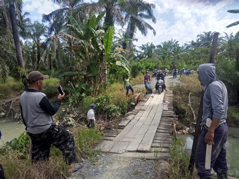 Warga Gotong Royong Perbaiki Jembatan Darurat Patika Bulumario