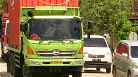 INNALILLAHI Mobil Brio Ringsek Digencet Truk Pasir 2 Orang Terjepit