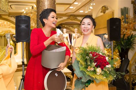 H’Hen Niê làm điều này để tri ân NTK Linh San và hơn 50 người thợ may ...