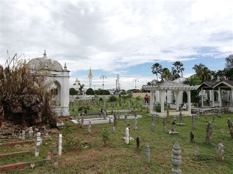 Masjid Lama Arau And Its Tombs Perlis