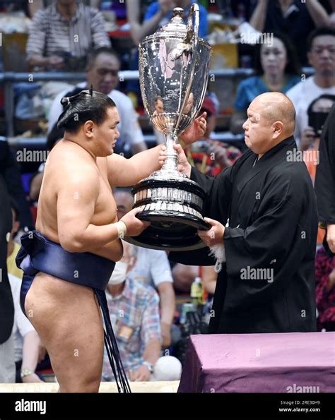 Sekiwake Hoshoryu Receives The Emperor S Cup From Japan Sumo