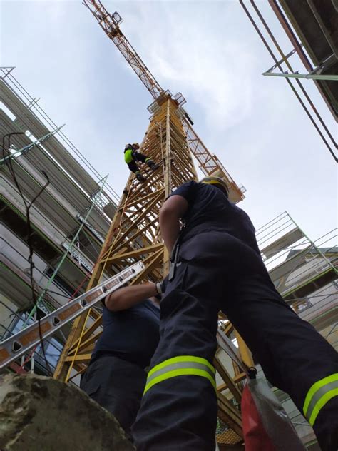 H1 02 Person Droht Zu Springen Freiwillige Feuerwehr Bretzfeld