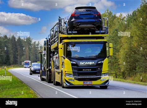 Le Transporteur De Voiture Jaune Scania P Transporte De Nouveaux