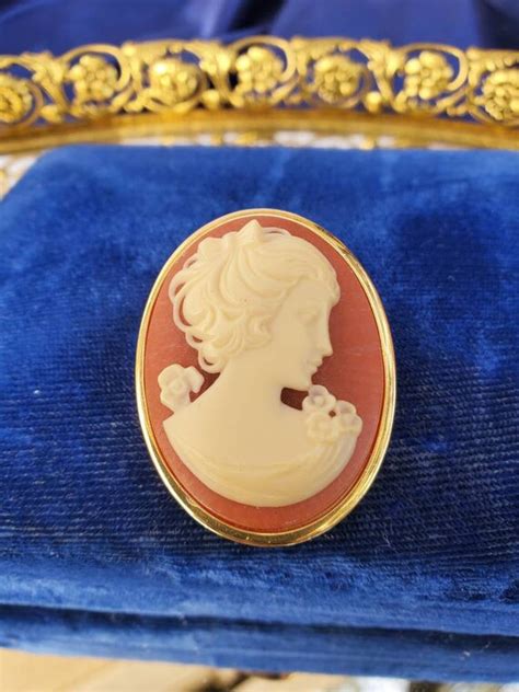 Vintage CROWN TRIFARI Cameo Pin Brooch Signed Gem