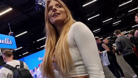 BLUE PANTS ON THIS BEAUTIFUL ASS NOT OC Spandex Leggings Yoga Pants Forum