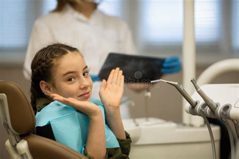 Portrait De Fille Du Patient Dans La Clinique Dentaire De Stomatologie