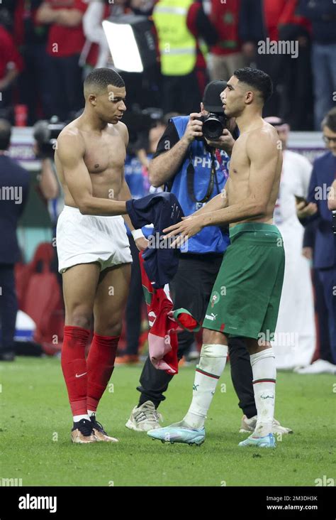 Kylian Mbappe Von Frankreich Tauscht Sein Trikot Mit Achraf Hakimi Von