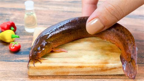 Loach Catching Cook Miniature Crispy Fried Loach With Piper Lolot