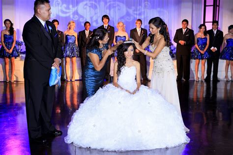 What is the meaning of each quinceañera gift Expo Quinceañera Show