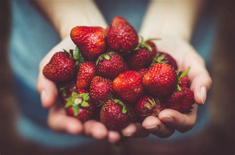 4928x3264 Healthy Eat Red Food Holding Bokeh Finger Hand Fruit