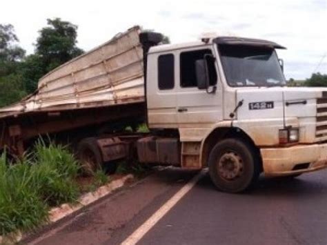 Carreta Sai Da Pista E Tomba S Margens Da Ms Jd Not Cias