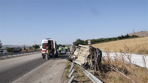 Bariyerlere çarpan hafif ticari araç devrildi sürücü eşi ve 2 çocuğu