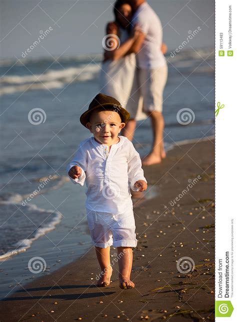 Familia Que Recorre En La Playa Imagen De Archivo Imagen De Completo