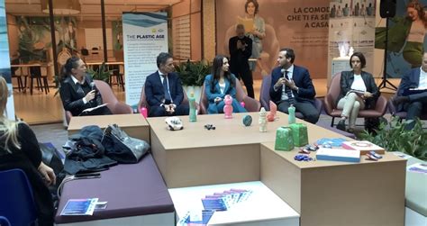 Fiumicino Presentato Al Centro Commerciale Leonardo The Plastic Age