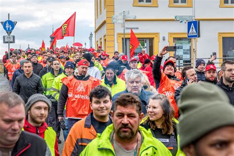 Metall und Elektroindustrie 500 Beschäftigte demonstrieren in