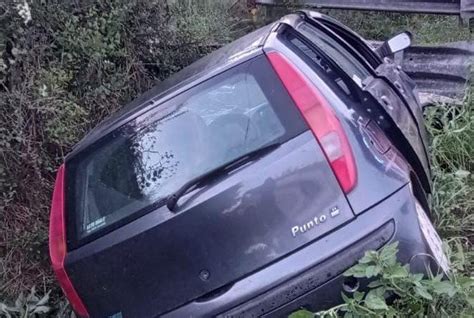 Impatta Contro Guard Rail E Finisce In Una Cunetta Muore Enne