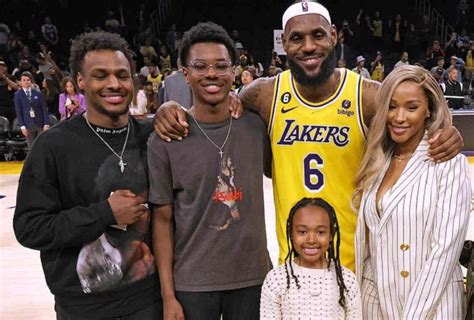 LeBron James y sus hijos se vuelven glamurosos en una divertida sesión