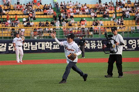 송기섭 진천군수 한화이글스 청주 홈경기서 시구