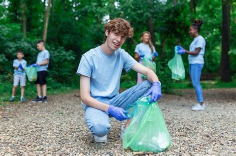 Grupo De Voluntarios Limpiando Bosques Del Concepto De Servicio