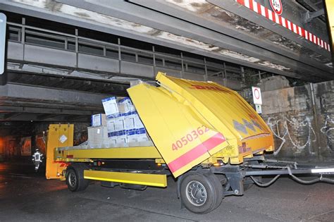 DHL Laster bleibt unter Brücke stecken 1 B Z Berlin