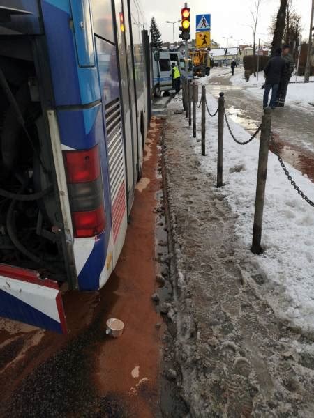 Nowy S Cz Dwie Osoby W Szpitalu Po Zderzeniu Samochodu Z Autobusem Mpk