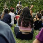 Más de un centenar de personas debaten en el Parque de Gasset acerca de