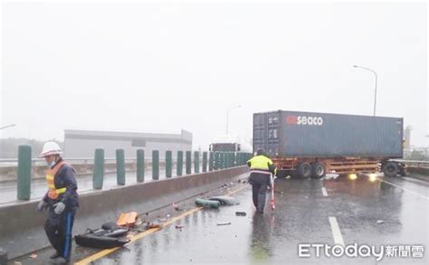 影／台61線聯結車自撞護欄車頭掉落 疑天雨濕滑釀禍駕駛僅擦傷 Ettoday社會新聞 Ettoday新聞雲