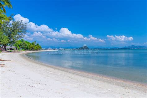 Playa Blanca De La Arena Agua De La Turquesa Y Rboles Enormes Verdes