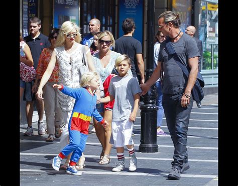 Vidéo Gwen Stefani et Gavin Rossdale se promènent avec leurs fils