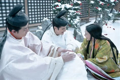 大河ドラマ「光る君へ」第16話。「雪遊び」を楽しむ（左から）藤原伊周（三浦翔平）一条天皇（塩野瑛久）藤原定子（高畑充希）（c）nhk