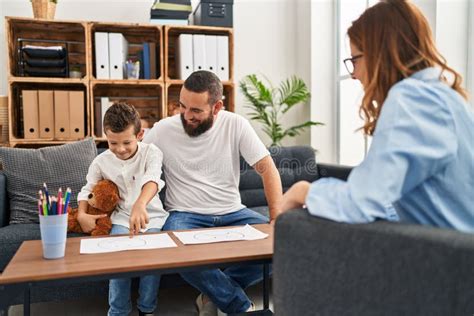 Familia Con Sesión De Psicología Eligiendo Emojis Dibujar En El Centro