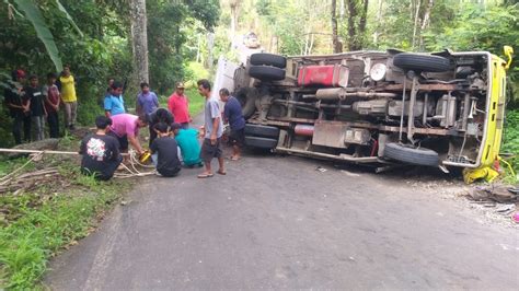 Tak Kuat Menanjak Truk Terguling Di Wilayah Pengadegan