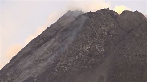 Gunung Merapi Erupsi Kubah Lava Bentuknya Berubah Material Banyak Yang